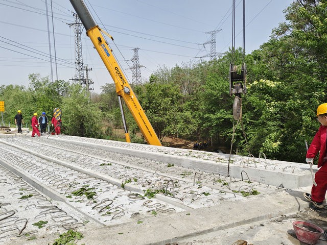 方家村立交通畅能力提升工程A匝路桥全幅预造板梁架设实现 (2).jpg