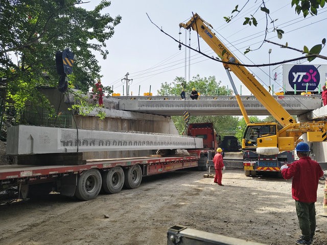 方家村立交通畅能力提升工程A匝路桥全幅预造板梁架设实现 (3).jpg